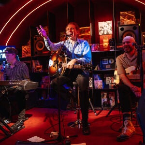 Franz Ferdinand conecta con su público en el Local de Ensayo Europa FM Franz Ferdinand conecta con su público en el Local de Ensayo Europa FM