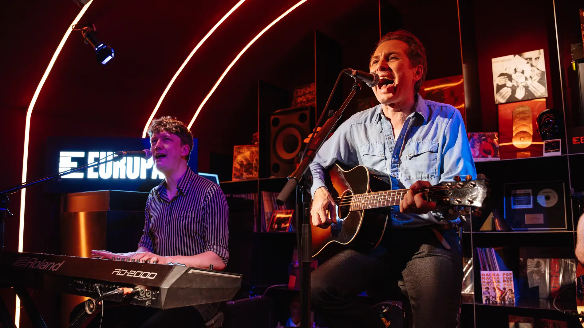 Julian Corrie y Alex Kapranos, durante su show en el Local de Ensayo Europa FM Julian Corrie y Alex Kapranos, durante su show en el Local de Ensayo Europa FM