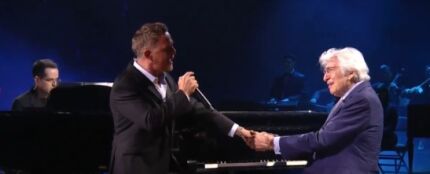 Alejandro Sanz junto a Manuel Alejandro durante el homenaje de los Premios Lo Nuestro 2025