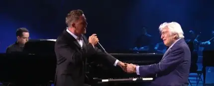 Alejandro Sanz junto a Manuel Alejandro durante el homenaje de los Premios Lo Nuestro 2025 Alejandro Sanz junto a Manuel Alejandro durante el homenaje de los Premios Lo Nuestro 2025