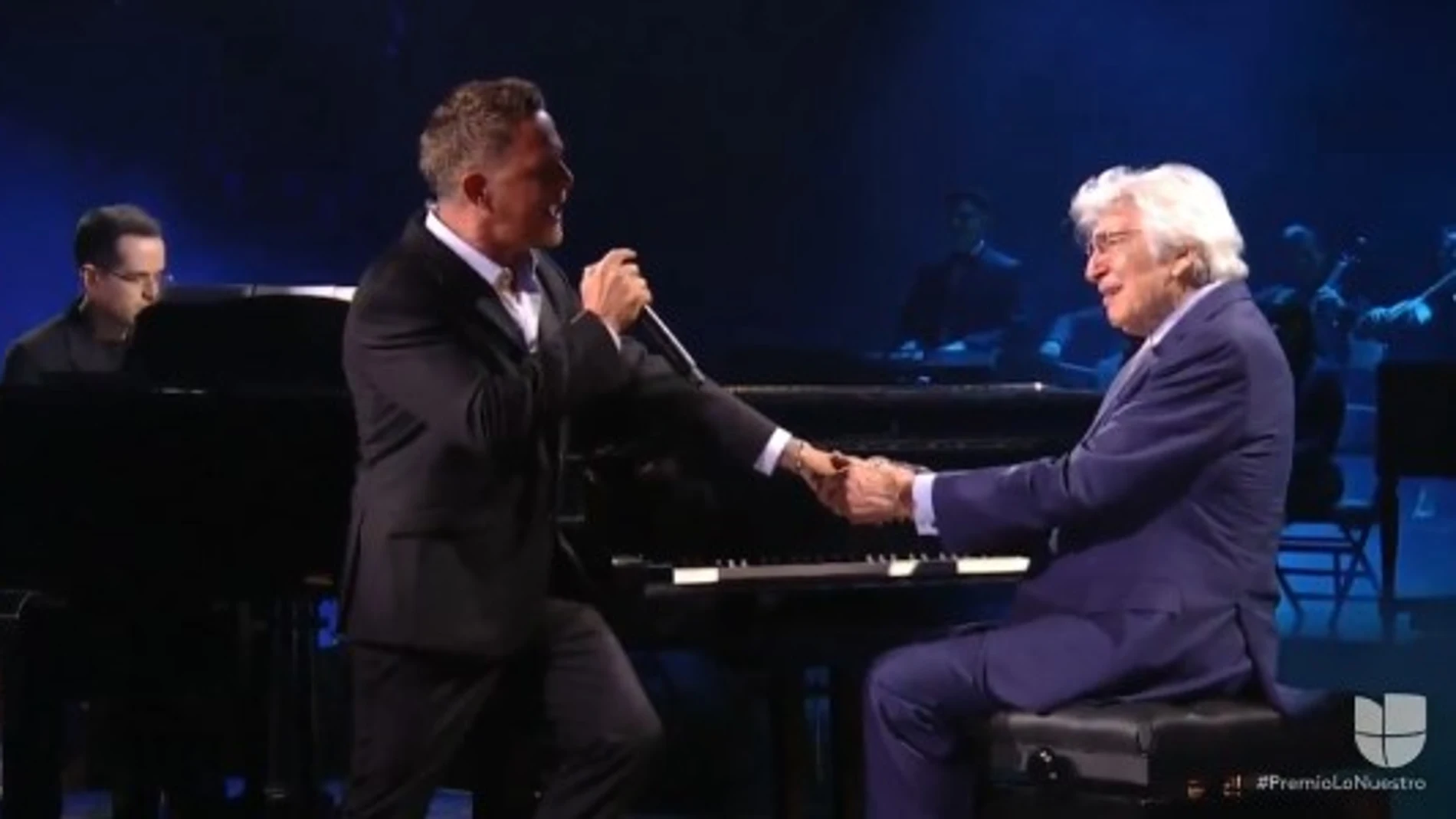 Alejandro Sanz junto a Manuel Alejandro durante el homenaje de los Premios Lo Nuestro 2025 Alejandro Sanz junto a Manuel Alejandro durante el homenaje de los Premios Lo Nuestro 2025