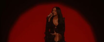 Becky G canta 'Querido Abuelo' en los Premios Lo Nuestro 2025