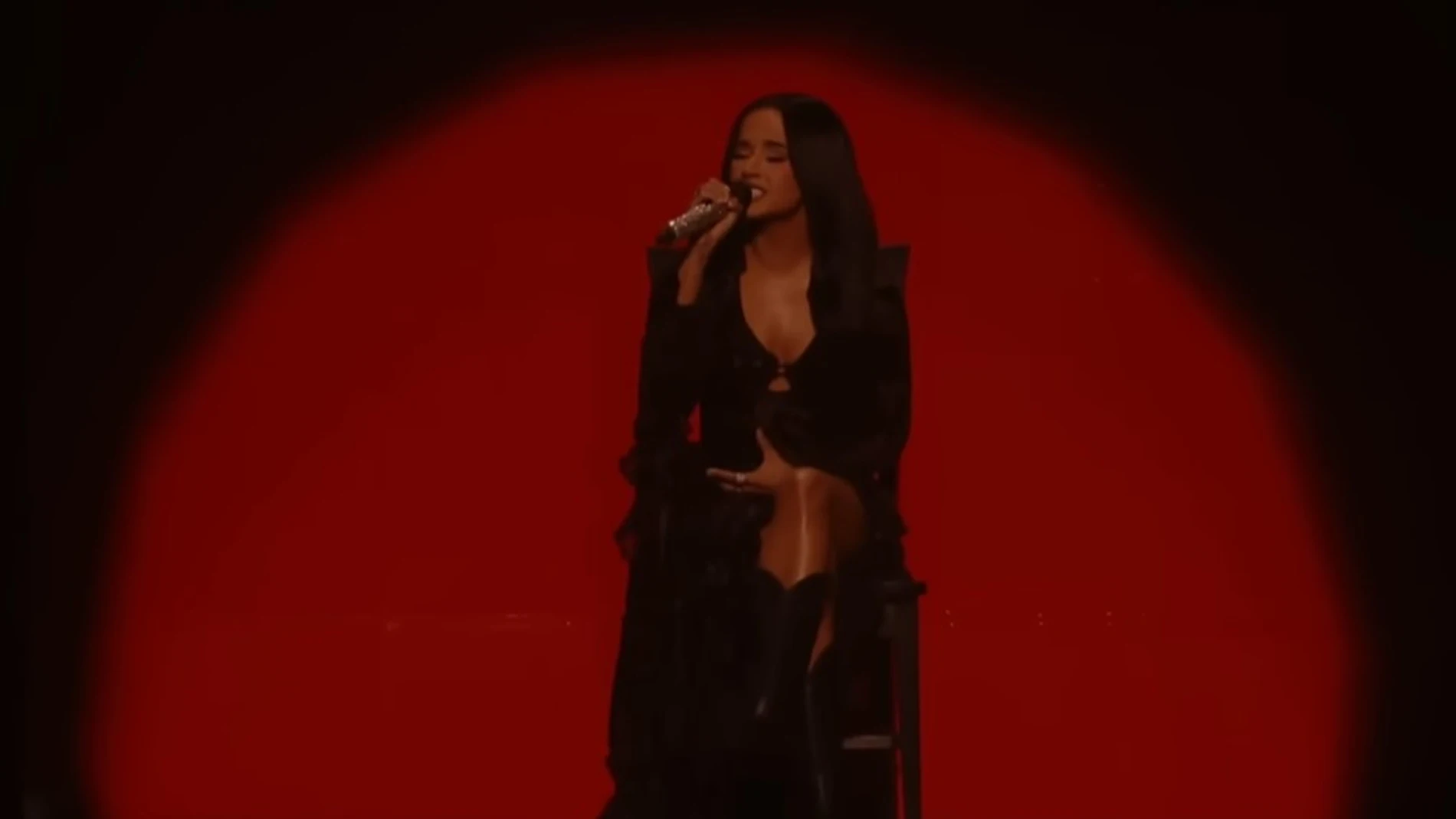 Becky G canta 'Querido Abuelo' en los Premios Lo Nuestro 2025 Becky G canta 'Querido Abuelo' en los Premios Lo Nuestro 2025