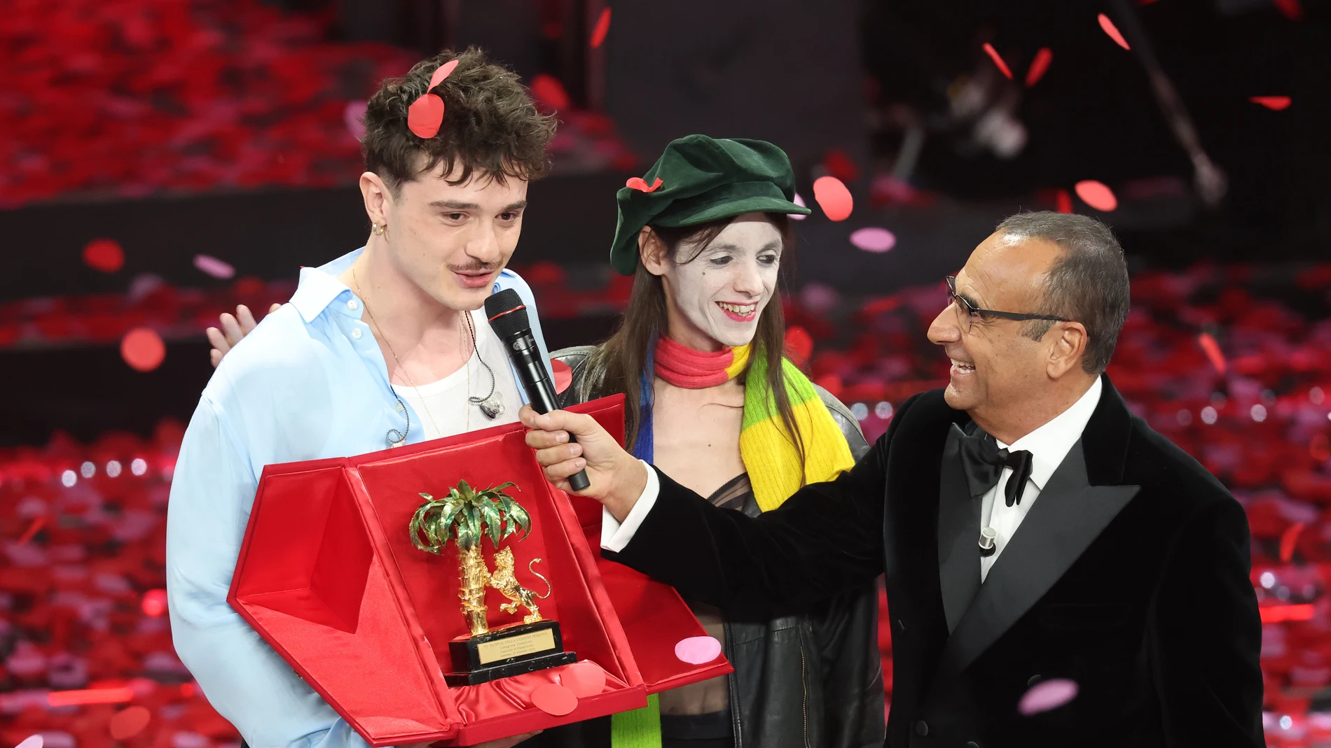 Olly, Lucio Corsi y Carlo Conti en Sanremo 2025 Olly, Lucio Corsi y Carlo Conti en Sanremo 2025