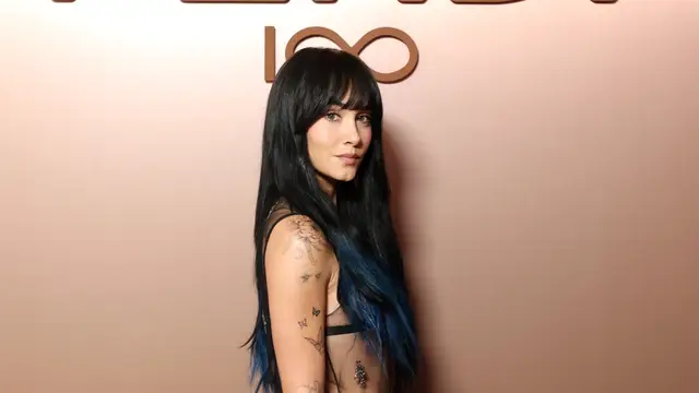 Aitana deslumbra en Milán con transparencias y melena azul