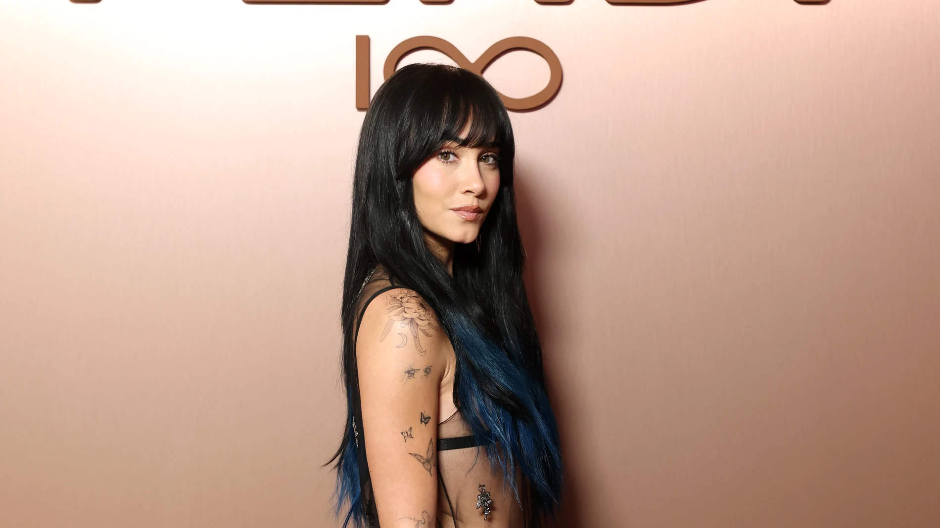 Aitana deslumbra en Milán con transparencias y melena azul Aitana deslumbra en Milán con transparencias y melena azul