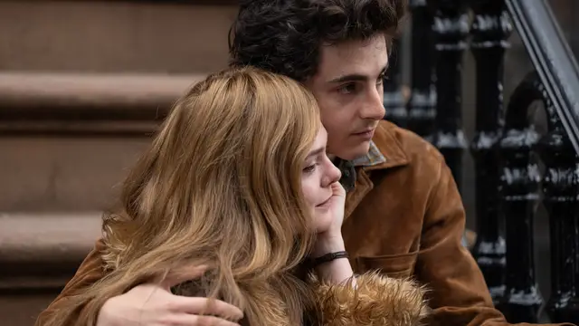 Elle Fanning y Timothée Chalamet son Sylvie (Suze Rotolo) y Bob Dylan en 'A Complete Unknown'