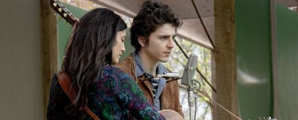 Monica Barbaro y Timothée Chalamet son Joan Báez y Bob Dylan en 'A Complete Unknown'