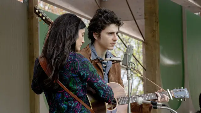 Monica Barbaro y Timothée Chalamet son Joan Báez y Bob Dylan en 'A Complete Unknown'