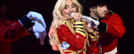 Sabrina Carpenter en su actuación de los BRIT Awards 2025
