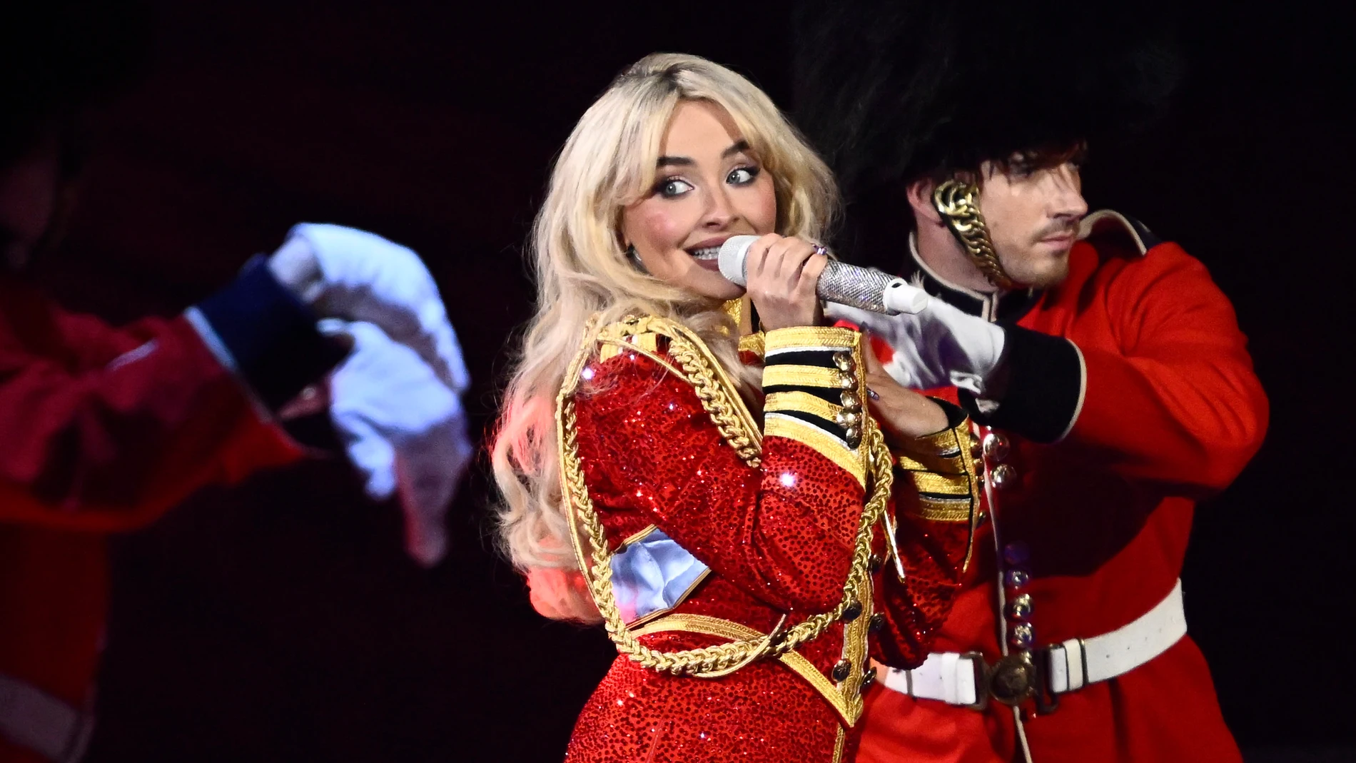 Sabrina Carpenter en su actuación de los BRIT Awards 2025 Sabrina Carpenter en su actuación de los BRIT Awards 2025
