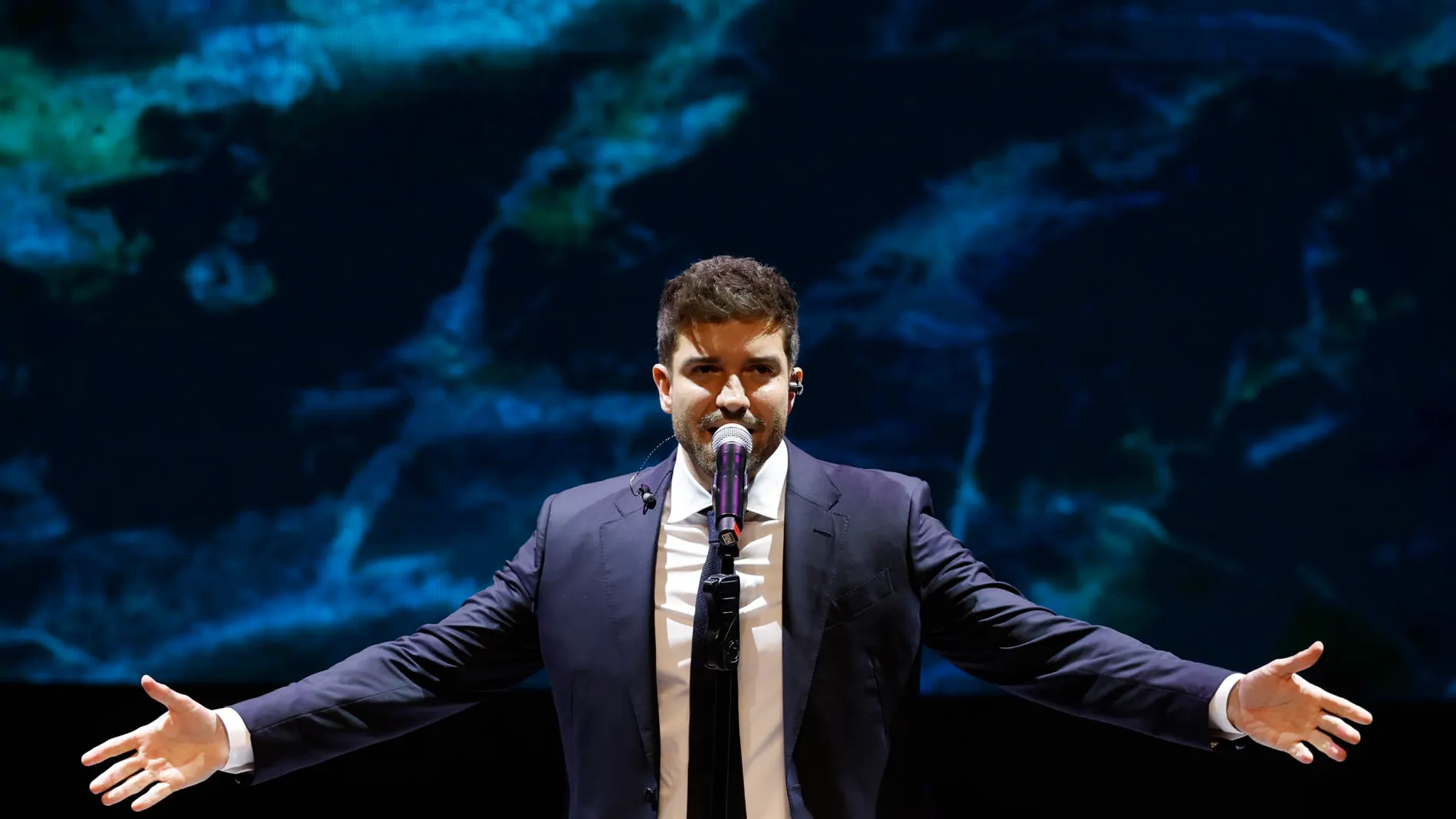 Pablo Alborán estrena en directo 'Me quedo', la canción de su nuevo disco en la que rinde homenaje a Andalucía Pablo Alborán estrena en directo 'Me quedo', la canción de su nuevo disco en la que rinde homenaje a Andalucía