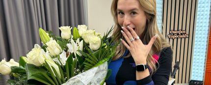 Eva Soriano con el ramo de flores de Pablo Alborán