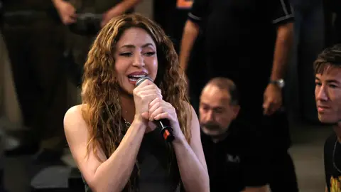 Shakira canta en plena calle tras la cancelación de su concierto en Chile Shakira