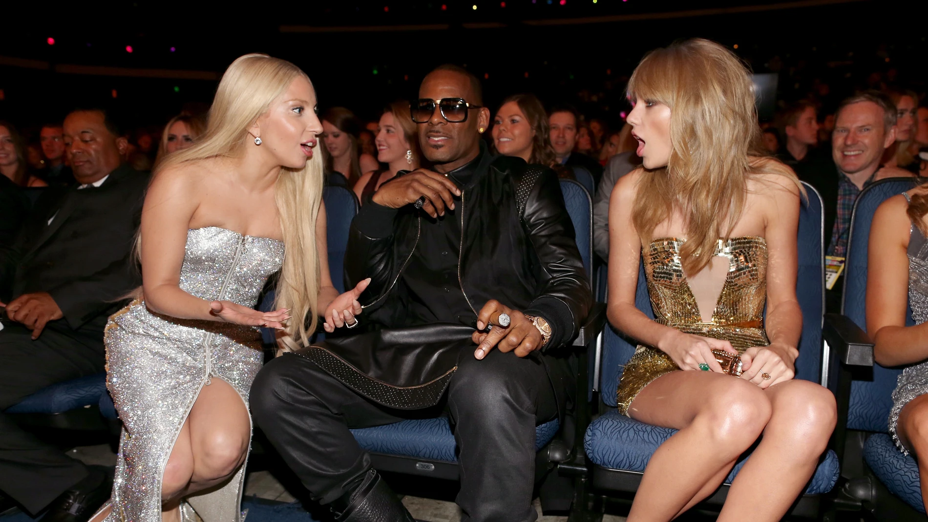 Lady Gaga, R. Kelly y Taylor Swift en los American Music Awards en 2013 Lady Gaga, R. Kelly y Taylor Swift en los American Music Awards en 2013
