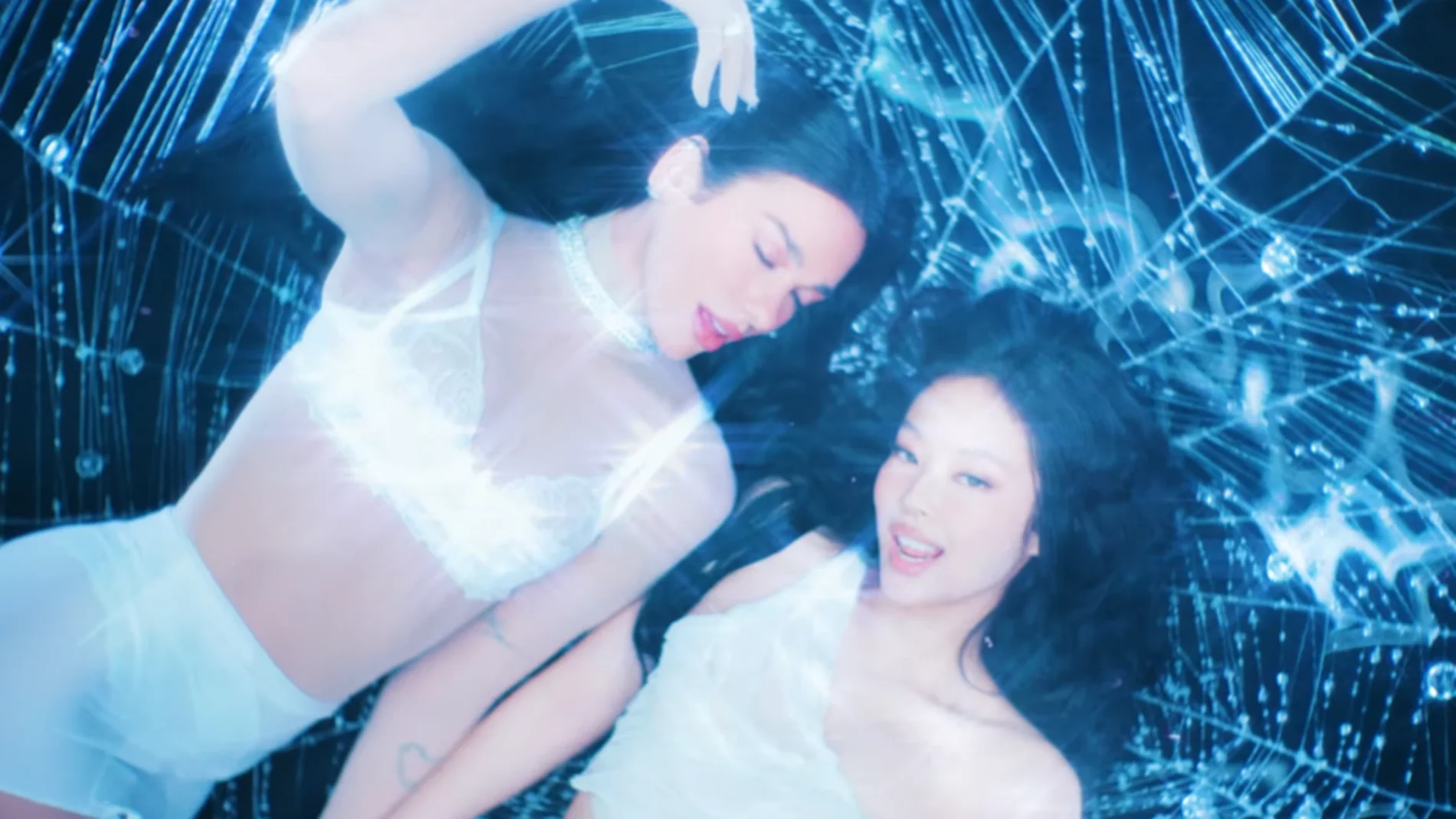 Dua Lipa y Jennie se dejan enredar por la telaraña en el videoclip de 'Handlebars' Dua Lipa y Jennie se dejan enredar por la telaraña en el videoclip de 'Handlebars'