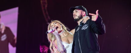 Ana Mena y Omar Montes, en el concierto del Bellodrama Tour en diciembre de 2023.