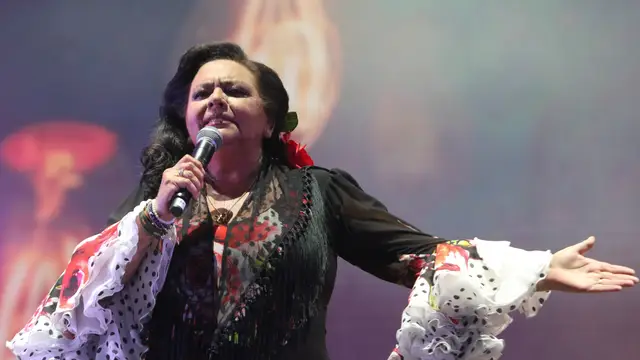La cantante María del Monte