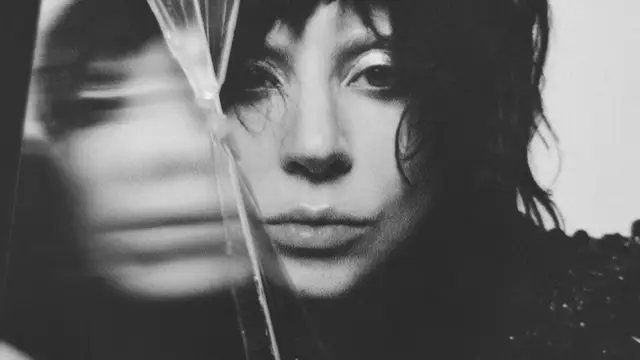 Lady Gaga en la portada de su álbum 'MAYHEM'