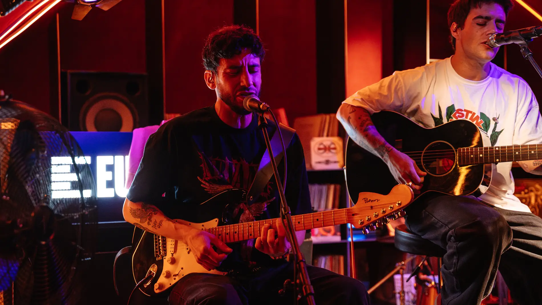 Álvaro de Luna, en el Local de Ensayo Europa FM. Álvaro de Luna, en el Local de Ensayo Europa FM.