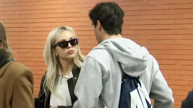 Las imágenes de Ana Mena y Óscar Casas rumbo a una escapada romántica