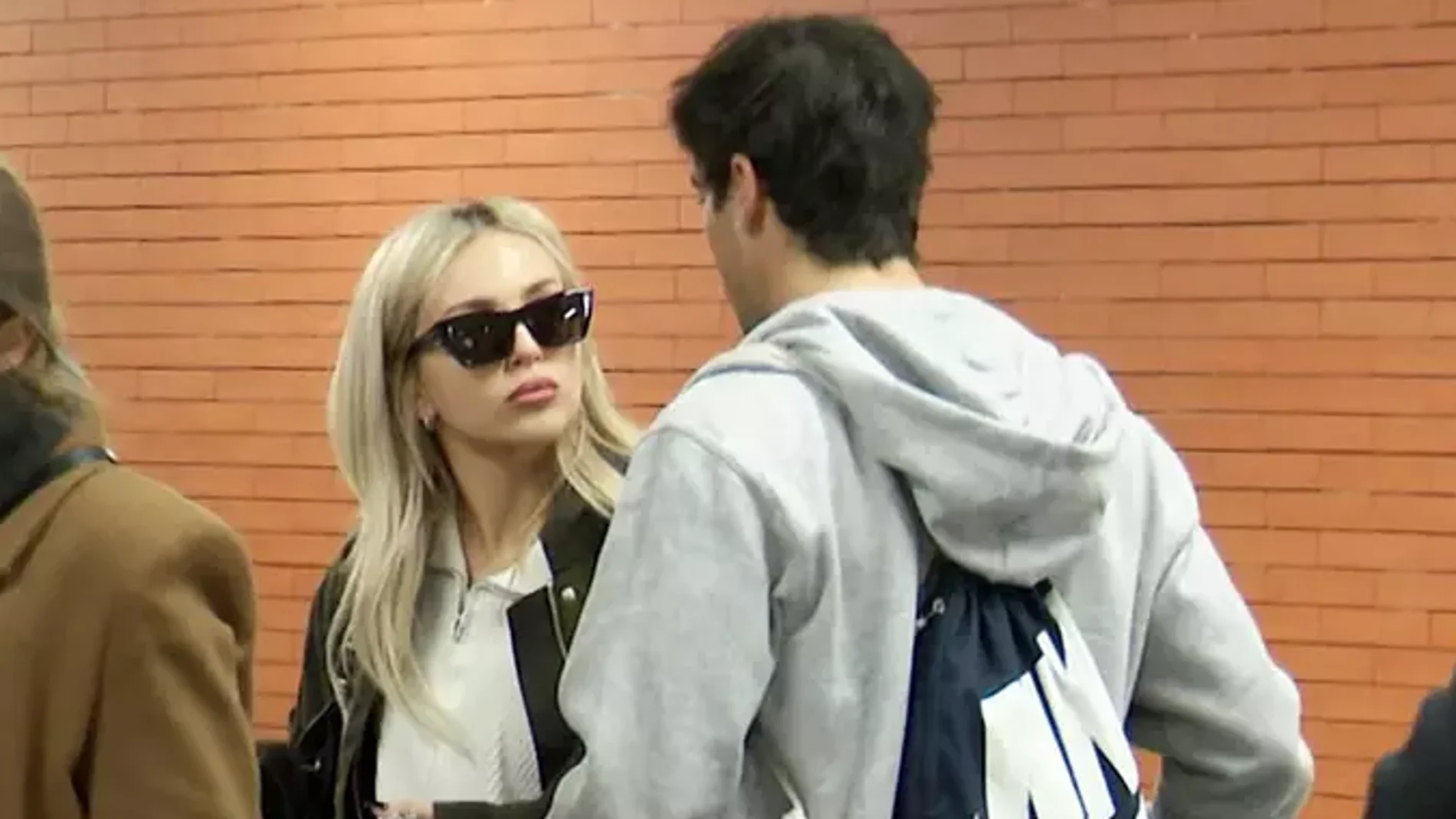 Las imágenes de Ana Mena y Óscar Casas rumbo a una escapada romántica Las imágenes de Ana Mena y Óscar Casas rumbo a una escapada romántica