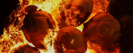 Detalle de la cremá de la falla de Blanquerías compuesta por cabezas de falleras bajo el titulo 'El peso de la tradición' Detalle de la cremá de la falla de Blanquerías compuesta por cabezas de falleras bajo el titulo 'El peso de la tradición'