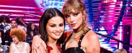 Taylor Swift y Selena Gomez en los VMAs 2023