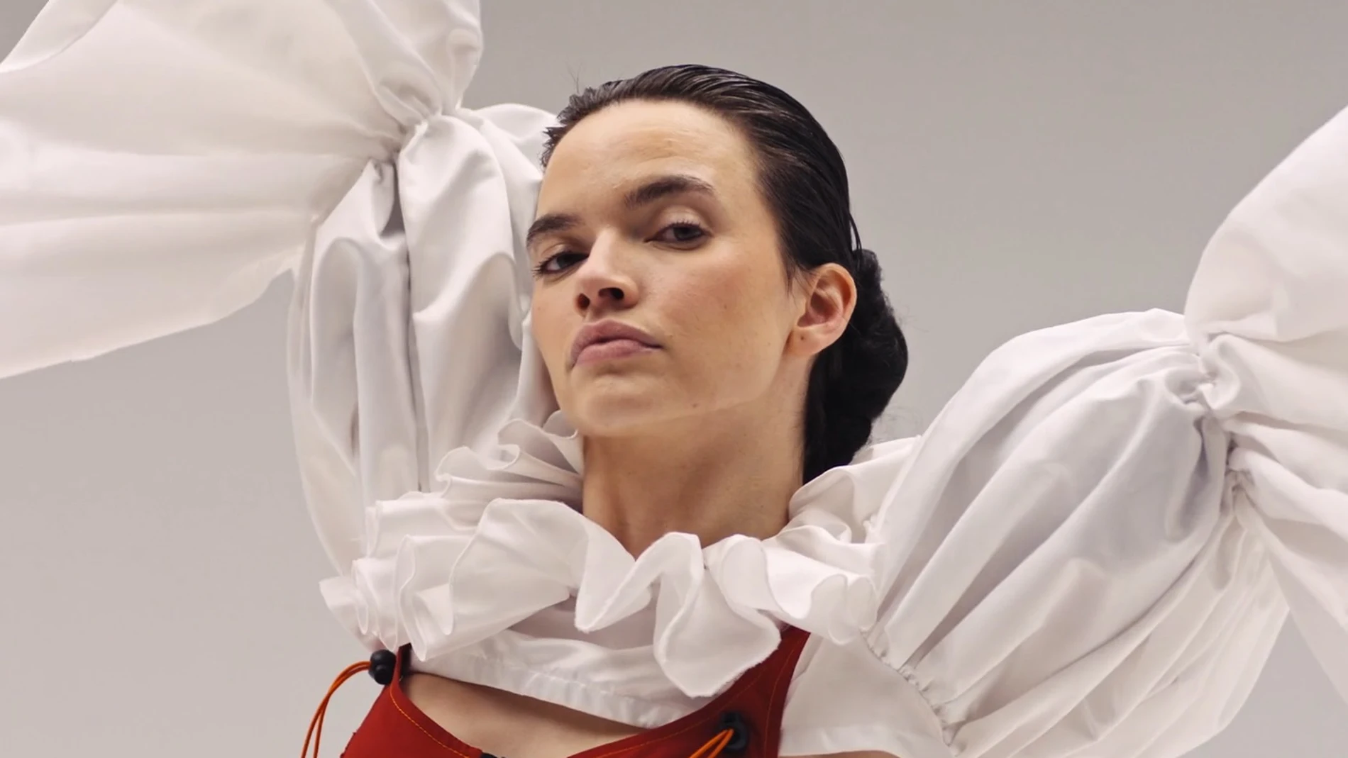 La bailarina Elena Marín reencarna a la mujer del cuadro 'Una personificación de la fama', protagonista del videoclip de 'Clickbait' de Pablo Alborán La bailarina Elena Marín reencarna a la mujer del cuadro 'Una personificación de la fama', protagonista del videoclip de 'Clickbait' de Pablo Alborán