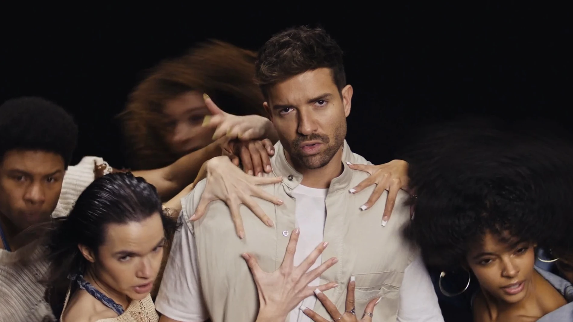Pablo Alborán en el videoclip de 'Clickbait' Pablo Alborán en el videoclip de 'Clickbait'