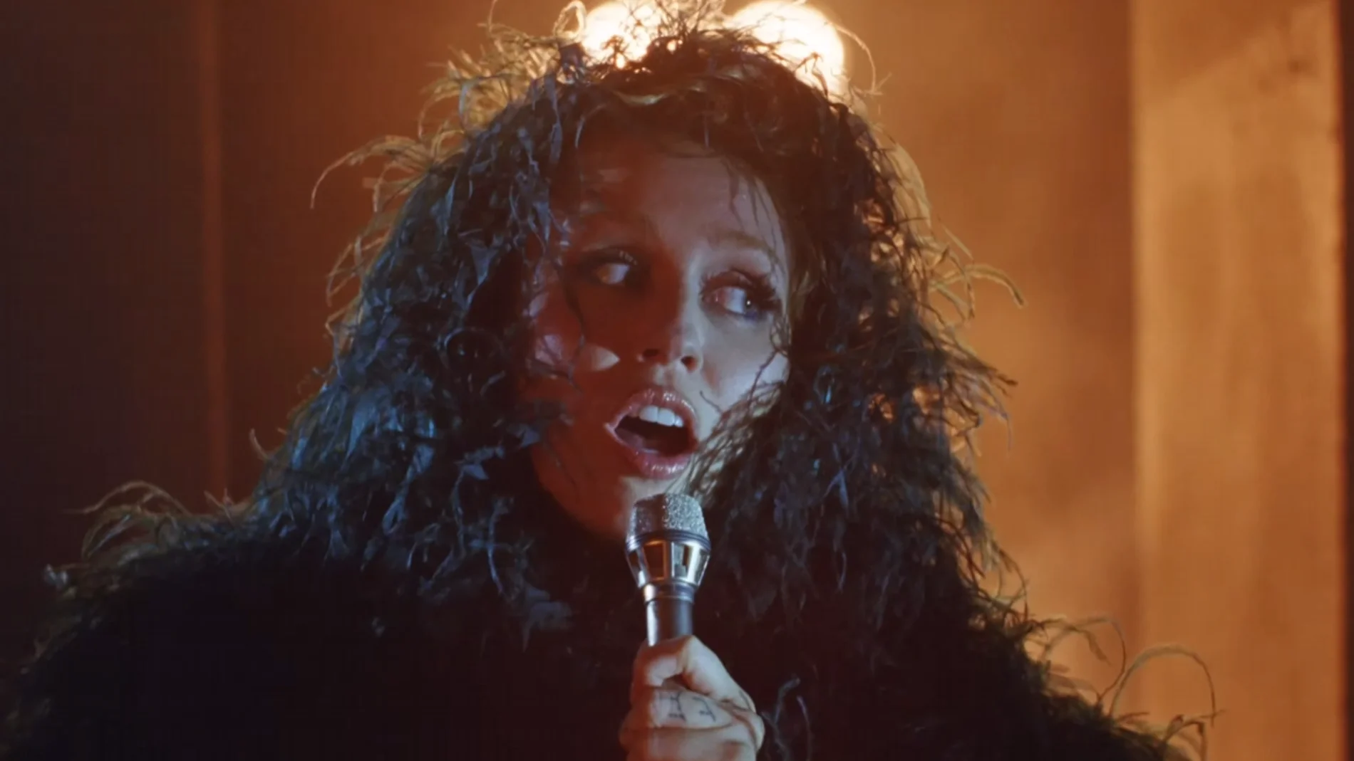 Miley Cyrus en 'Something Beautiful' Miley Cyrus en 'Something Beautiful'