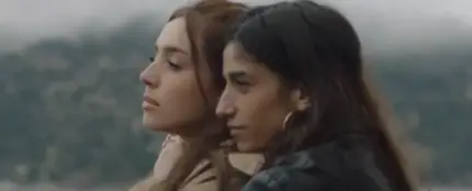Lola Índigo simula una relación con la actriz Carolina Yuste en el videoclip de 'Q somos?' Lola Índigo simula una relación con la actriz Carolina Yuste en el videoclip de 'Q somos?'