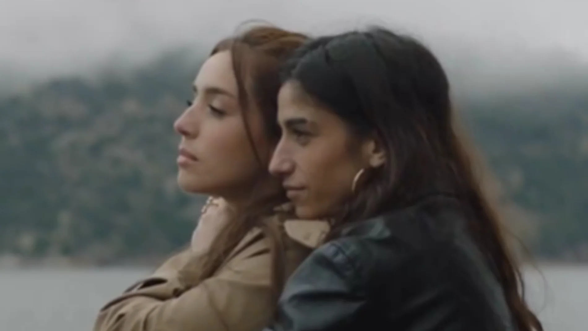 Lola Índigo simula una relación con la actriz Carolina Yuste en el videoclip de 'Q somos?' Lola Índigo simula una relación con la actriz Carolina Yuste en el videoclip de 'Q somos?'