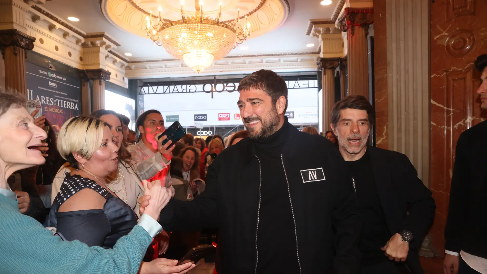 Antonio Orozco con sus fans en la presentación de 'El método Orozco' Antonio Orozco con sus fans en la presentación de 'El método Orozco'