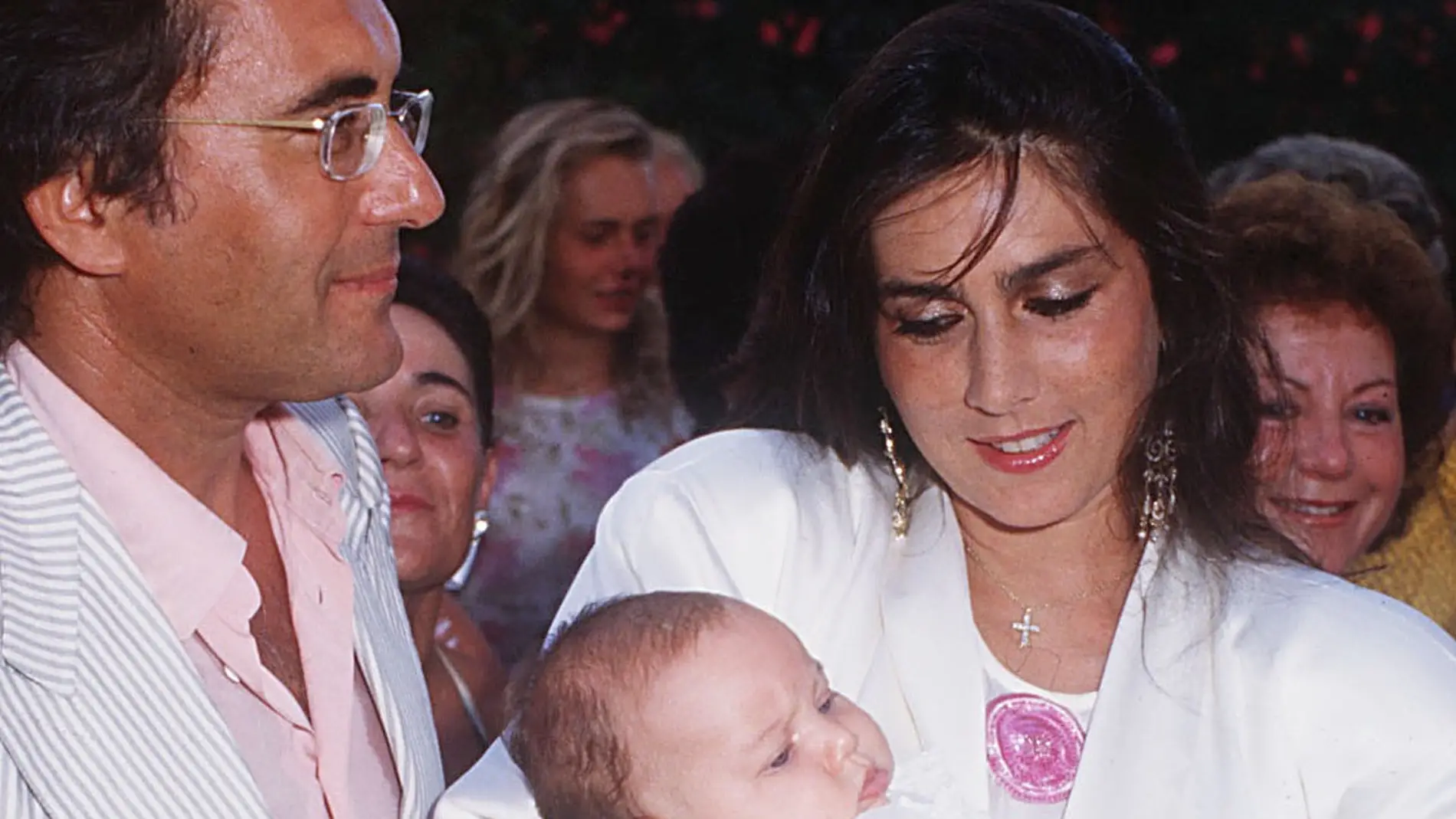 Al Bano y Romina Power bautizando a Ylenia Carrisi en 1970 Al Bano y Romina Power bautizando a Ylenia Carrisi en 1970