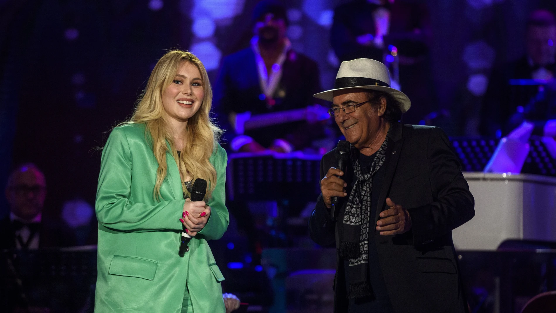 Jasmine Carrisi y su padre Al Bano en un concierto en 2022 Jasmine Carrisi y su padre Al Bano en un concierto en 2022