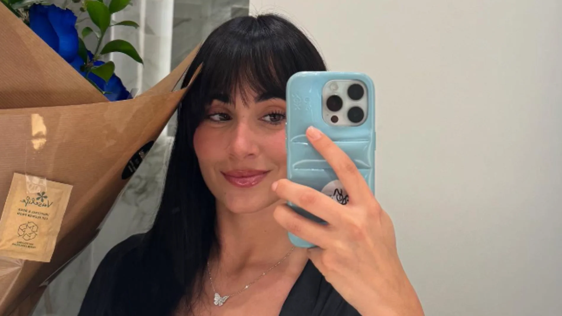 Aitana celebra Sant Jordi con rosas azules Aitana celebra Sant Jordi con rosas azules