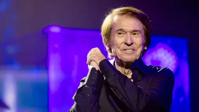 Cantante Raphael durante un concierto