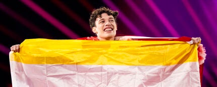 Nemo, con una bandera no binaria en la final de Eurovisión 2024