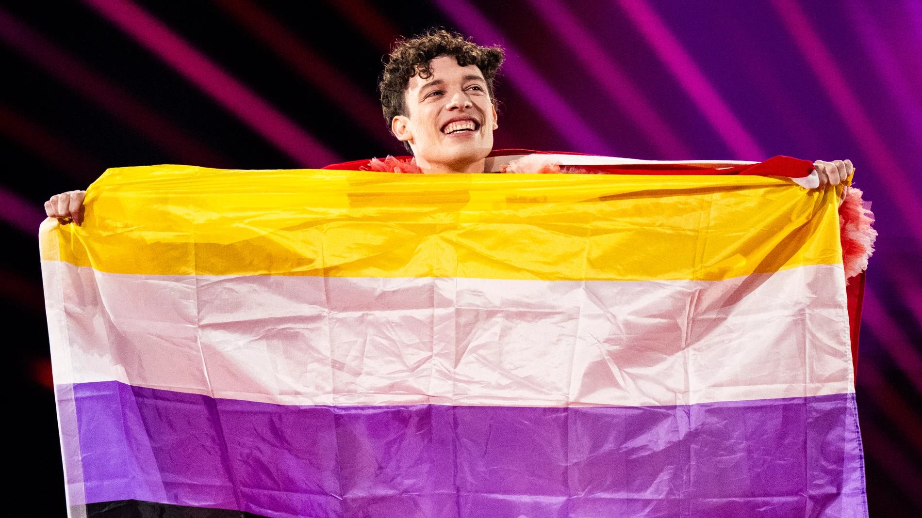 Nemo, con una bandera no binaria en la final de Eurovisión 2024 Nemo, con una bandera no binaria en la final de Eurovisión 2024