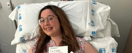 Belén Domínguez con su libro 'La vida es bonita incluso ahora: Una historia real de superación y lucha' Belén Domínguez con su libro 'La vida es bonita incluso ahora: Una historia real de superación y lucha'