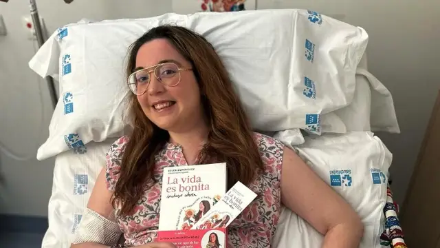 Belén Domínguez con su libro 'La vida es bonita incluso ahora: Una historia real de superación y lucha'