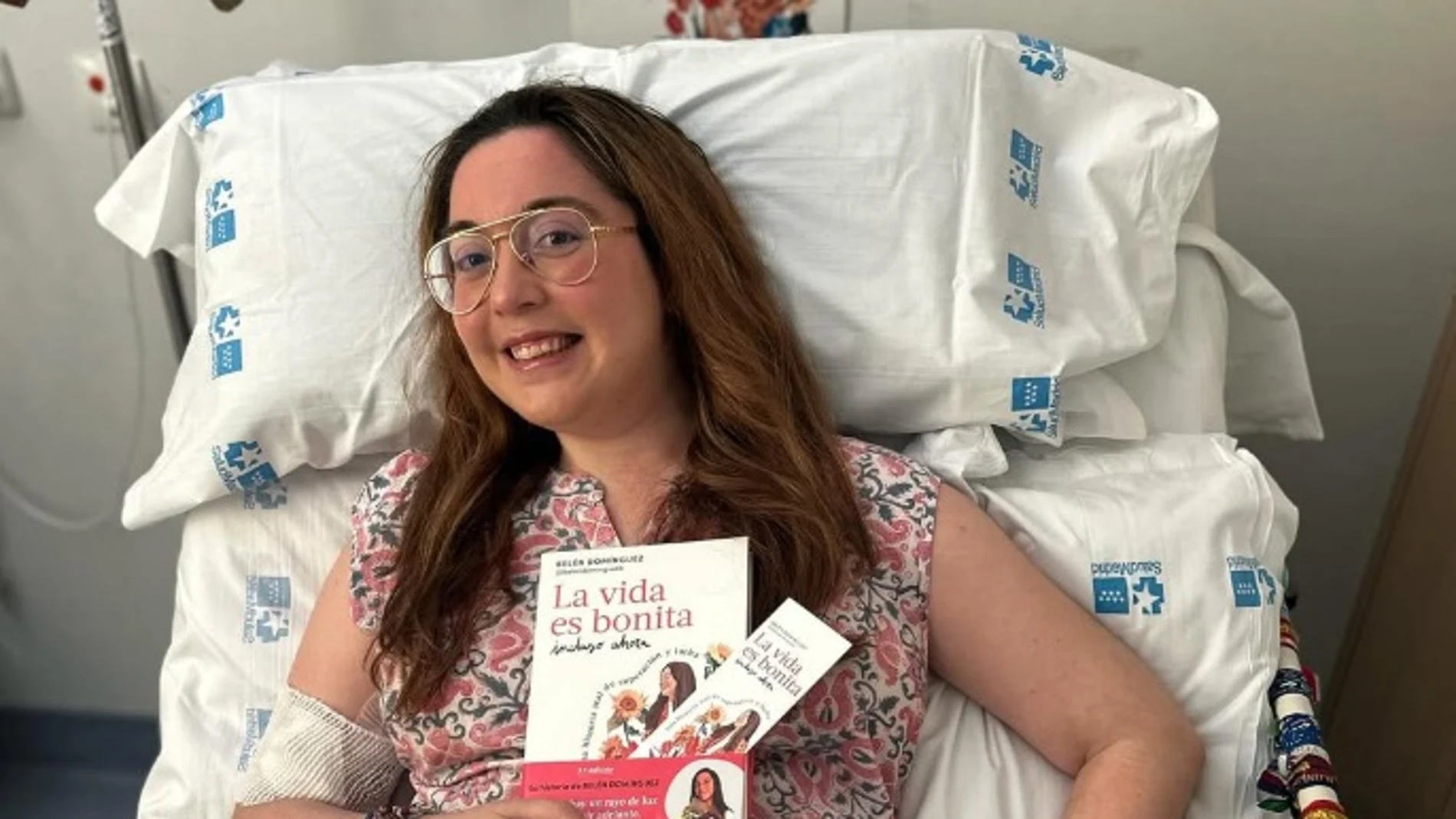 Belén Domínguez con su libro 'La vida es bonita incluso ahora: Una historia real de superación y lucha' Belén Domínguez con su libro 'La vida es bonita incluso ahora: Una historia real de superación y lucha'