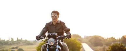 Un chico en una moto Un chico en una moto