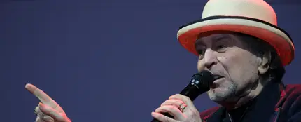 El músico y cantante Joaquín Sabina durante el concierto que ha ofrecido en Las Palmas de Gran Canaria. El músico y cantante Joaquín Sabina durante el concierto que ha ofrecido en Las Palmas de Gran Canaria.