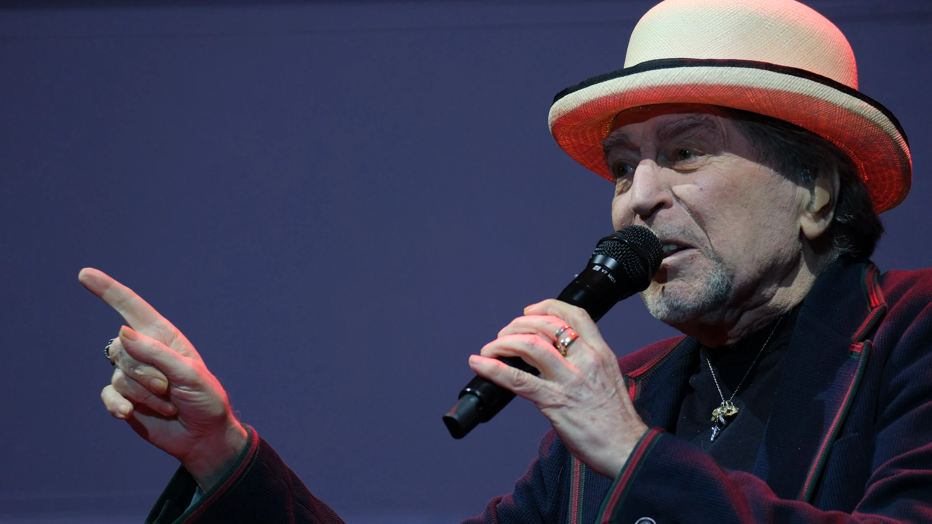 El músico y cantante Joaquín Sabina durante el concierto que ha ofrecido en Las Palmas de Gran Canaria. El músico y cantante Joaquín Sabina durante el concierto que ha ofrecido en Las Palmas de Gran Canaria.