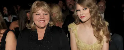 Andrea Swift y Taylor Swift en 2011 Andrea Swift y Taylor Swift en 2011