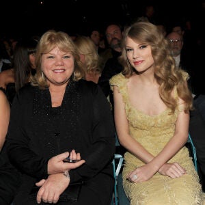 Andrea Swift y Taylor Swift en 2011