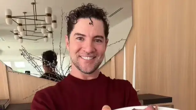 David Bisbal le canta a su comida en un vídeo viral