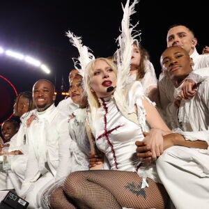 Lady Gaga detiene su último concierto en Australia por la caída de un bailarín Lady Gaga detiene su último concierto en Australia por la caída de un bailarín